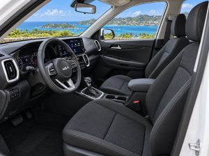 Kia Sonet 2023 Blanc céleste - sièges avant et habitacle