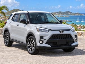 Toyota Raize 2023 Gris clair / blanc - vue avant 3/4