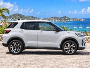 Toyota Raize 2023 Gris clair / blanc - vue de profil