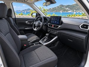 Toyota Raize 2023 Blanc - sièges avant et habitacle